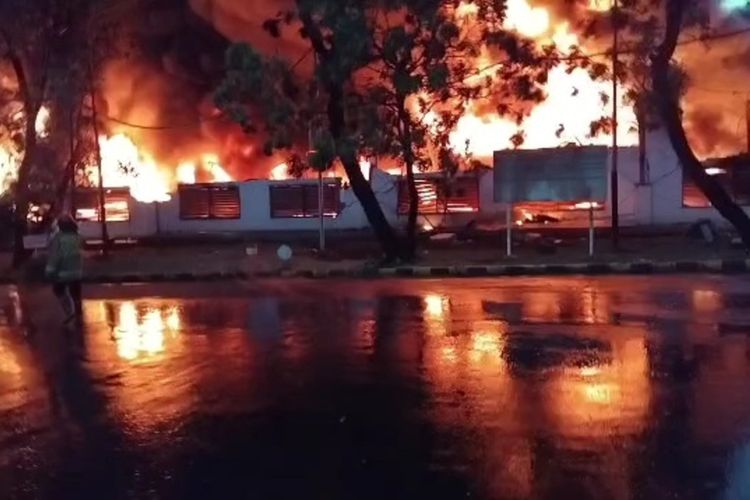 Pabrik Terpal Terbakar di Bogor, Bahan Mudah Terbakar Buat Api Membesar