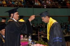 Wisuda Unik ala Universitas Nasional