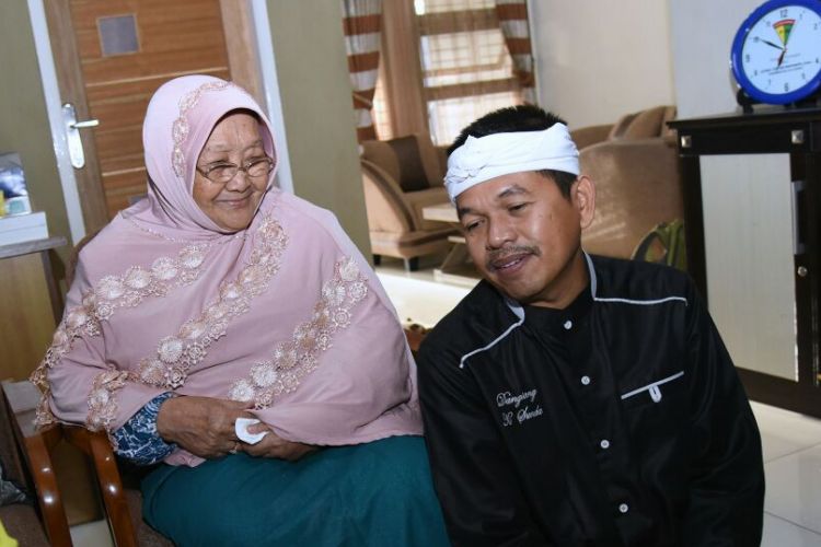 Ketua DPD Partai Golkar Jawa Barat Dedi Mulyadi mendatangi kembali ibu Siti Rokayah (85), yang digugat anaknya Rp1,8 miliar menjelang pelaksanaan sidang ke tujuh, Kamis (30/3/2017) sekitar pukul 06.00 WIB pagi. 