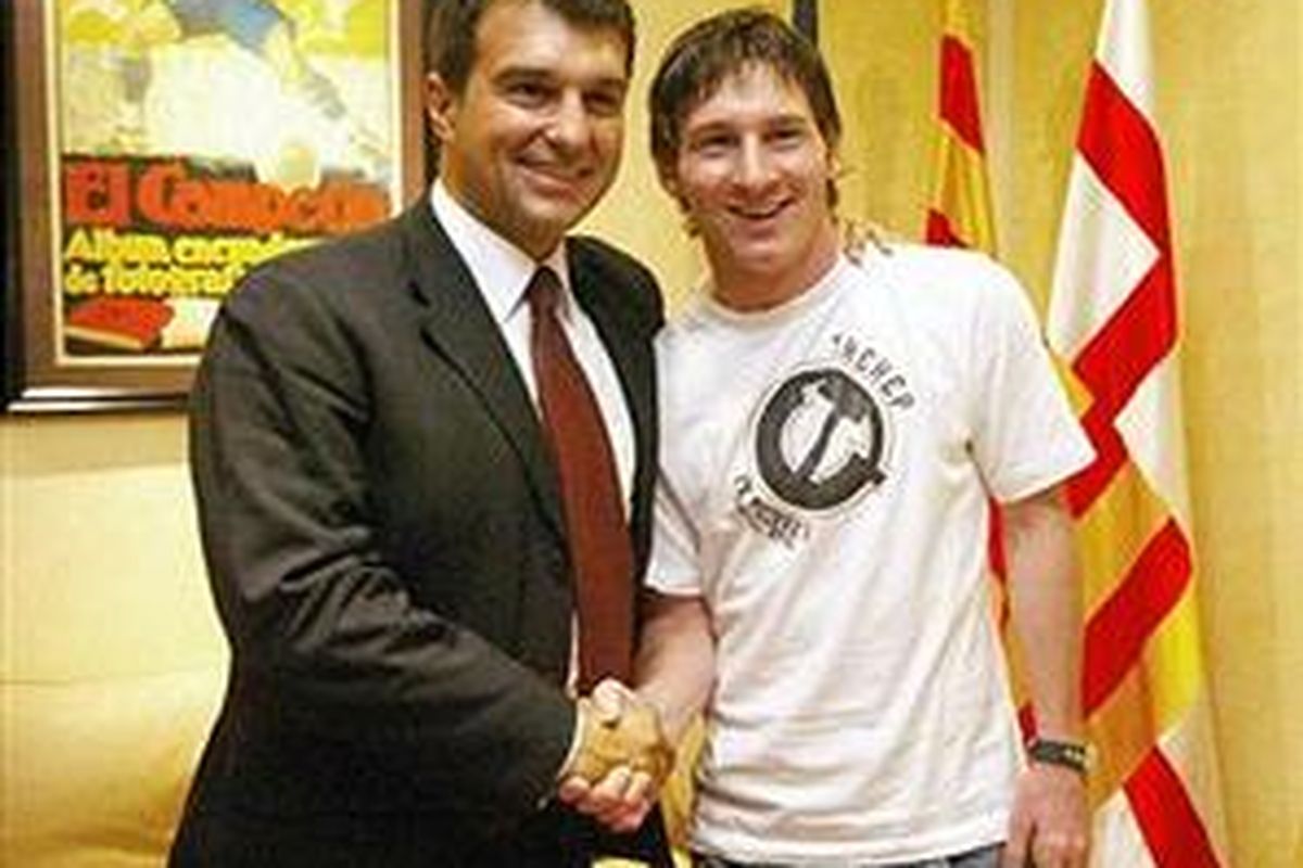 Presiden Barcelona, Joan Laporta (kiri) memuji pemainnya, Lionel Messi.