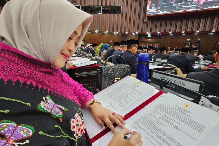 Aktivis perempuan Fahira Idris kembali dilantik sebagai anggota Dewan Perwakilan Daerah (DPD) Republik Indonesia (RI) daerah pemilihan (dapil) Daerah Khusus Ibu Kota (DKI) Jakarta untuk periode 2024-2029 di Komplek Parlemen, Senayan, Jakarta, Selasa (1/10/2024).