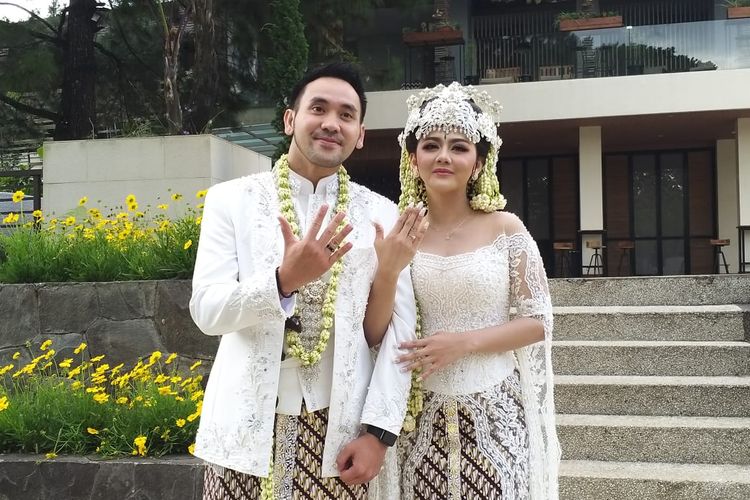 Penyanyi dangdut Jenita Janet dan suaminya, Danu Sofwan, di kawasan Lembang Bandung, Jawa Barat, Rabu (11/10/2020).