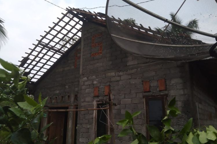 Kerusakan rumah akibat hujan deras dan angin kencang di Kapanewon Semin, Gunungkidul. Senin (13/11/2023)