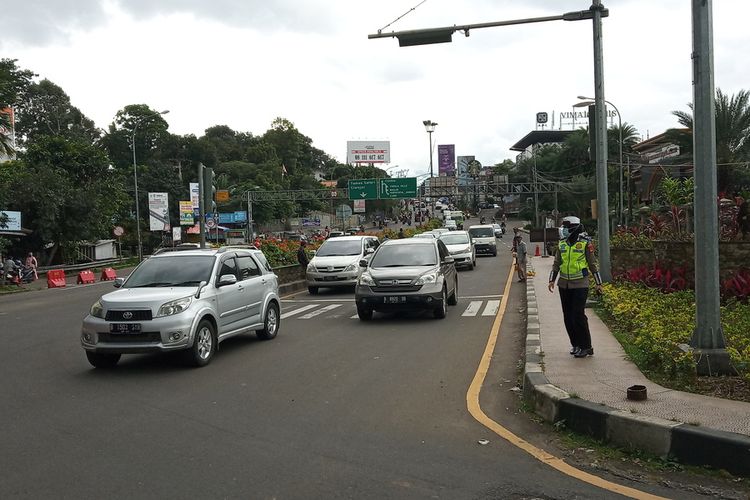 Petugas Satlantas Polres Bogor tampak memprioritaskan rekayasa satu arah atau one way menuju Jakarta untuk mengurangi kemacetan di penghujung arus balik Nataru di Simpang Gadog, Megamendung, Kabupaten Bogor, Jawa Barat Minggu (3/1/2021)