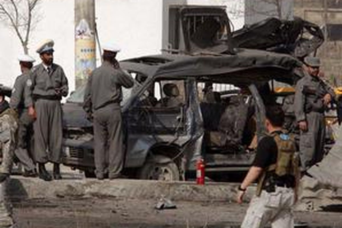 Polisi memeriksa lokasi serangan bom di Kabul yang terjadi Maret lalu.