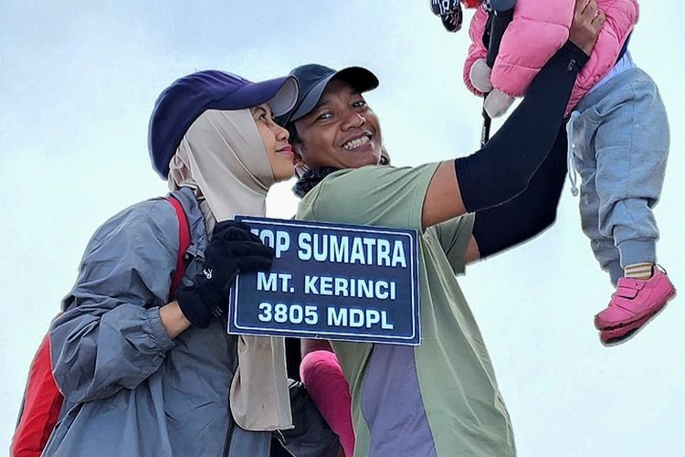 Rudy, istrinya, dan anak balitanya, Anna saat merayakan kemerdekaan RI di atap Sumatera, Gunung Kerinci, Jambi, Kamis (17/8/2023).