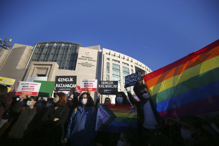 Mahasiswa Universitas Bogazici memegang bendera LGBT dan plakat bertuliskan pemuda akan menang saat mereka menggelar protes untuk mendukung teman-teman mereka yang ditahan di depan gedung pengadilan di Istanbul, Rabu (3/2/2021). 