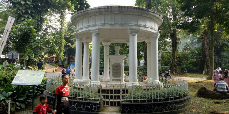 Wisatawan memadati Kebun Raya Bogor, salah satunya di tugu yang mengenang meninggalnya istri dari Thomas Stamford Raffles, Selasa (23/5/2017).