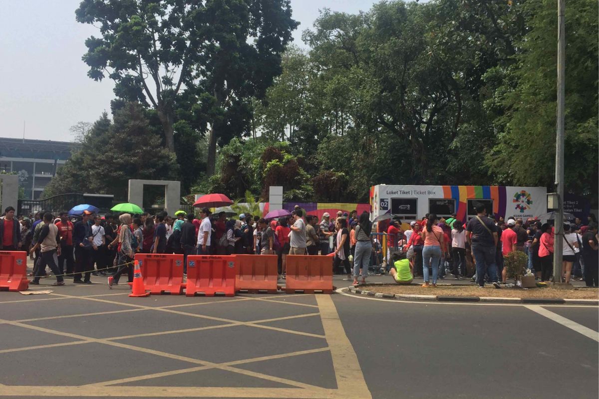 Antrean warga masih mengular di depan loket penjualan tiket pertandingan final  bulu tangkis, Jalan Pintu I GBK. Masyarakat masih tidak mengetahui bahwa tiket telah habis terjual, Rabu (22/8/2018). 