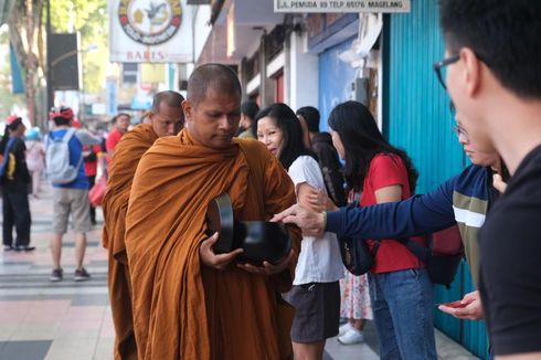 Para Biksu Thudong Selesai Lakukan Pindapatta di Pecinan Magelang, Warga Antusias Berderma