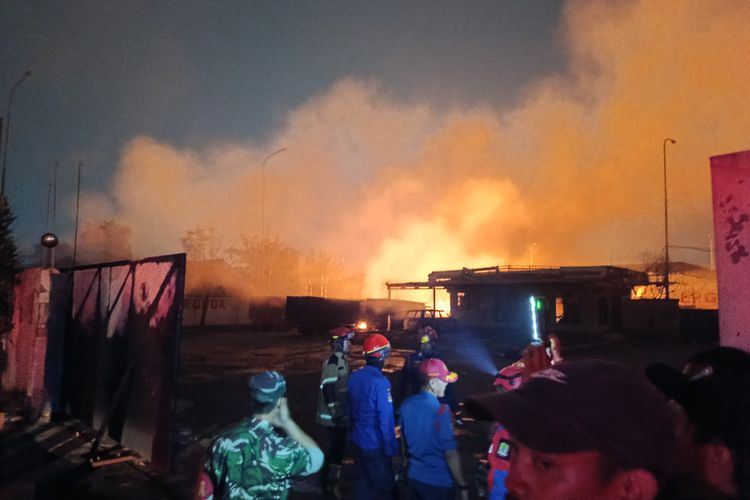 Damkar Ungkap Dugaan Penyebab Kebakaran SPBE Cimuning Bekasi