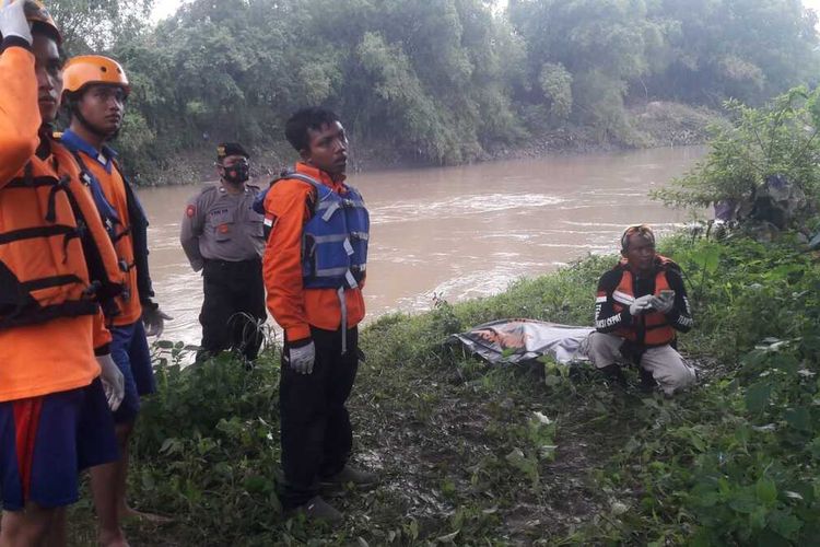 Proses Evakuasi Korban Hanyut saat Menonton Mancing di Sungai Bengawan Solo.