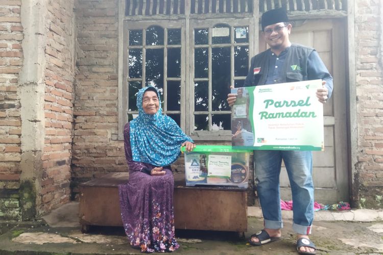 Di tengah melejitnya harga kebutuhan pokok, Dompet Dhuafa mengakomodir kebaikan para donatur dan masyarakat Indonesia bagikan Parsel Ramadan di Jabodetabek.

