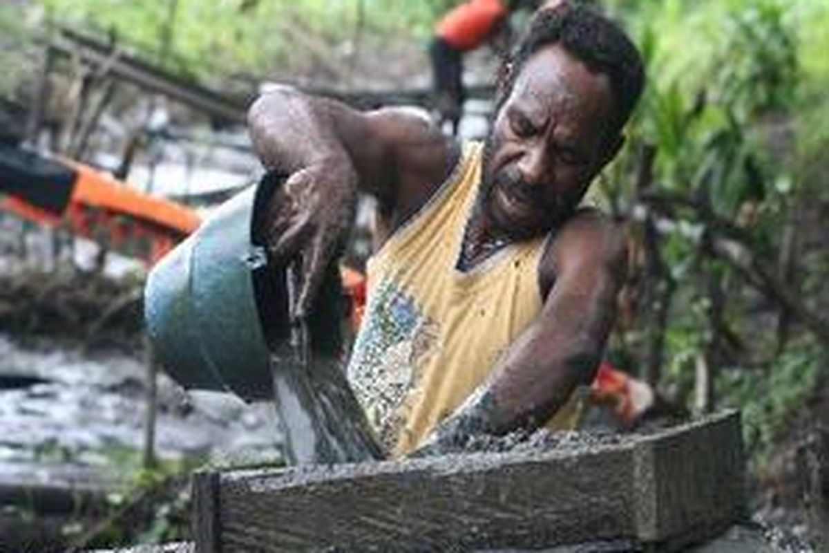 Inilah pemandangan penduduk lokal yang mendulang emas di tailing PT Freeport Indonesia di Timika, akhir Agustus 2007 lalu. Dalam sehari mereka bisa memperoleh uang hingga jutaan rupiah, namun umumnya uang itu segera habis untuk kegiatan sia-sia. Karena ketidaktahuan, mereka kebingungan mengambil peran. Saat menggunakan uang, warga tidak bisa menentukan prioritas.