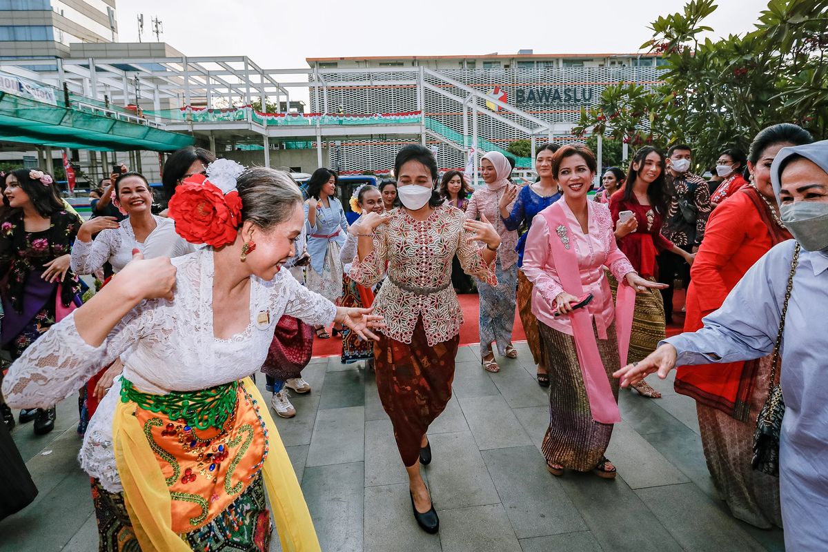 Parade Kebaya Nusantara di Sarinah, Sabtu (13/8/2022)