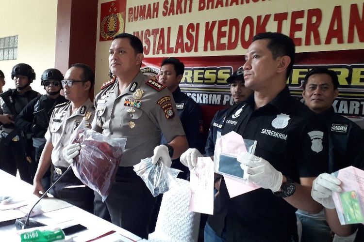 Pada Kamis (26/4/2018) di RS Polri Kramatjati, Jakarta Timur, polisi mengungkap kasus penyekapan, pencurian dan upaya pemerkosaan yang dilakukan oleh sopir Grab Car di Tambora, Jakarta Barat. 