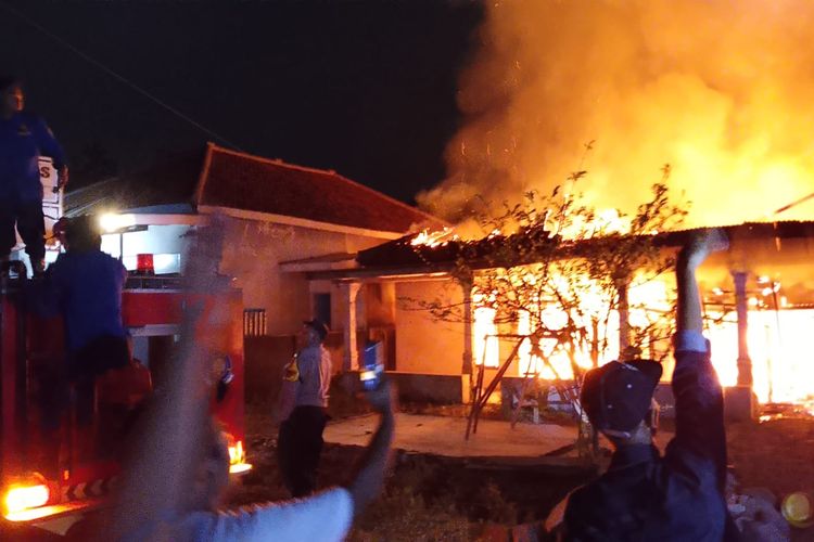 Pulang Bepergian, Putri Tertunduk Lemas Dapati Rumahnya di Gantar Indramayu Dilalap Api
