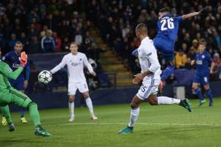 Gelandang Leicester City, Riyad Mahrez, mencetak gol saat melawan FC Copenhagen, pada pertandingan lanjutan penyisihan Grup G Liga Champions di King Power Stadium in Leicester, Selasa (18/10/2016). 