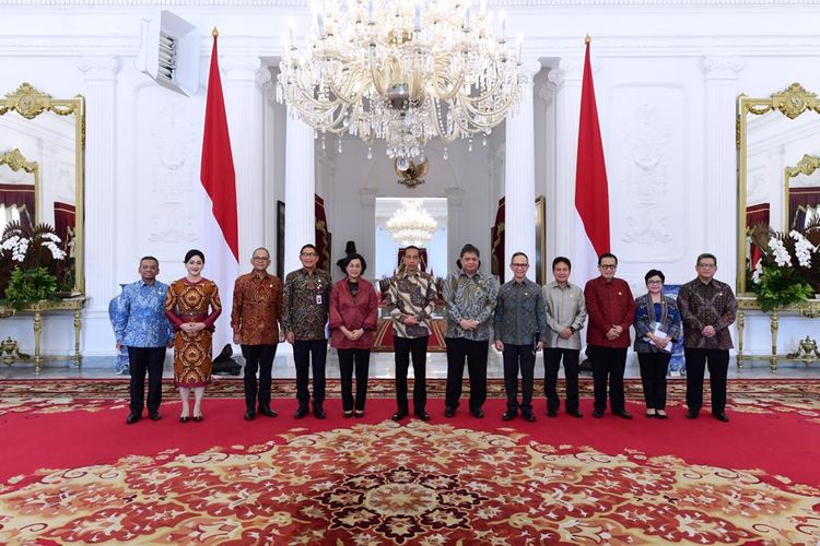 Presiden Jokowi menerima Dewan Komisioner OJK beserta seluruh perwakilan pimpinan asosiasi dan industri di sektor jasa keuangan di Istana Merdeka, Jakarta, Senin (16/1/2023) pagi.