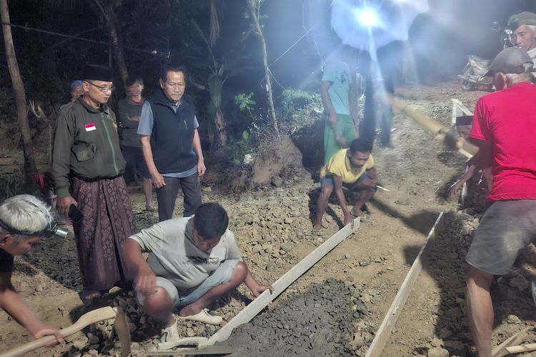 Tak Bisa Dilewati Saat Hujan, Warga Somorejo Purworejo Patungan Perbaiki Jalan Rusak