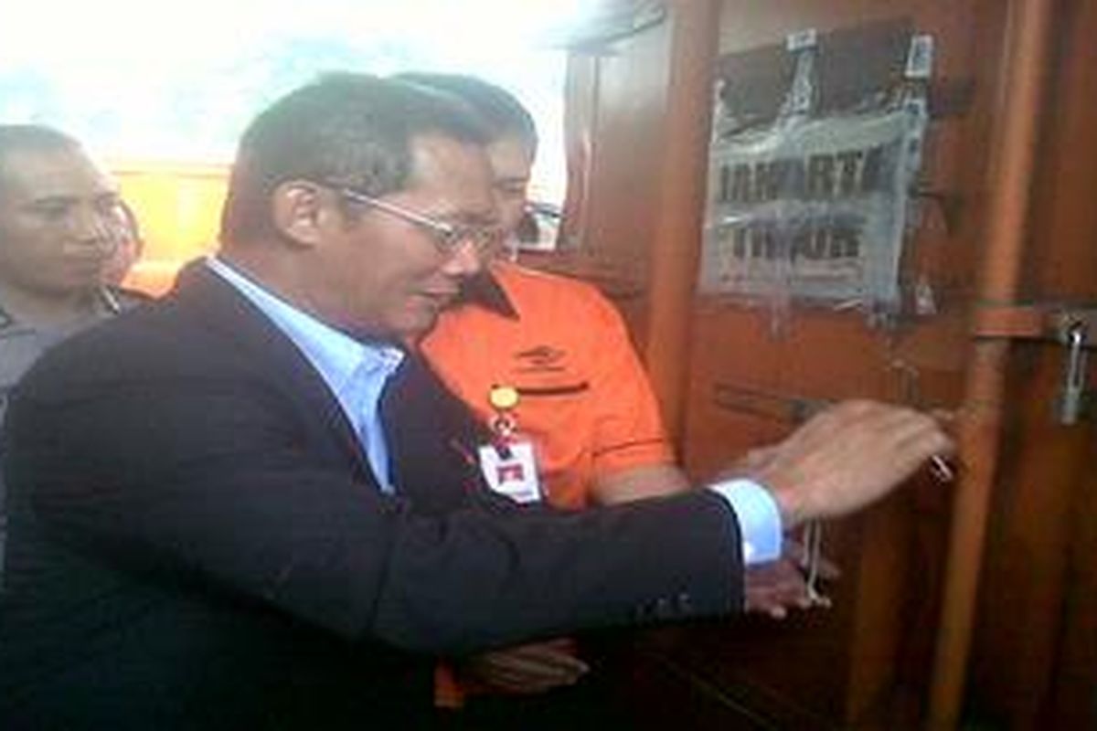 Kepala Dinas Pendidikan DKI Jakarta, Taufik Yudi Mulyanto saat seremoni penerimaan naskah soal UN jenjang SMP, di SMPN 225, Jakarta Timur, Sabtu (21/4/2012).