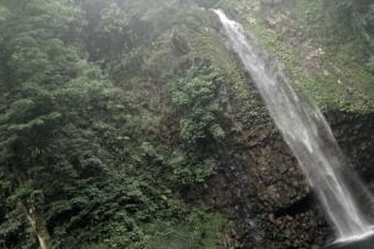 Pemandangan air terjun Lembah Anai yang terletak di sisi jalan raya Padang-Bukittinggi, tepatnya di Kecamatan Sepuluh Koto, Kabupaten Tanah Datar, Kamis (8/10/2015).
