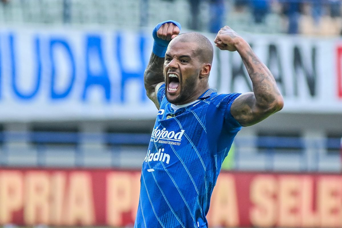 Penyerang Persib David da Silva melakukan selebrasi usai merobek jala gawang Madura United dalam pertandingan pekan pertama Liga 1 2023-2024, Minggu (2/7/2023) di Stadion Gelora Bandung Lautan Api (GBLA). Terkini, Da Silva mencetak satu gol ke gawang Persita Tangerang pada laga pekan ke-14, Minggu (1/10/2023).