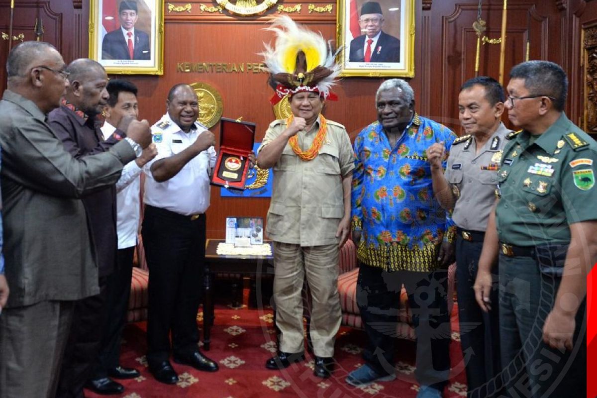 Menteri Pertahanan Prabowo Subianto saat bertemu dengan Bupati Manokwari Selatan Markus Waran di ruang rapat kerja Menhan di Kantor Kementerian Pertahanan, Jakarta Pusat, Kamis (12/03/2020).
