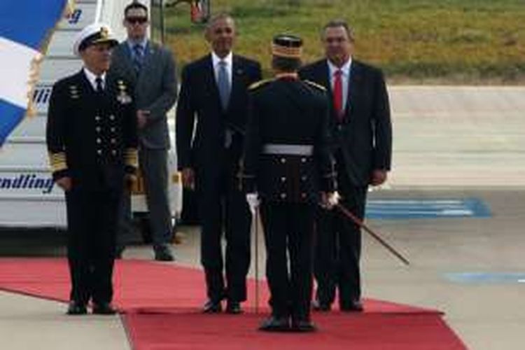 Presiden Amerika Serikat Barack Obama berdiri di samping Menteri Pertahanan Yunano Panos Kammenos,  saat tiba di Bandara Internasional Eleftherios Venizelos, Selasa (15/11/2016), di Spata.