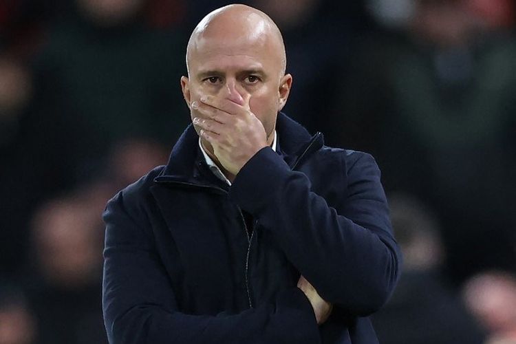 Reaksi pelatih Liverpool, Arne Slot, pada kekalahan 0-3 Liverpool dari Nottingham Forest di Stadion Anfield pada laga lanjutan Premier League, Sabtu (22/11/2025)