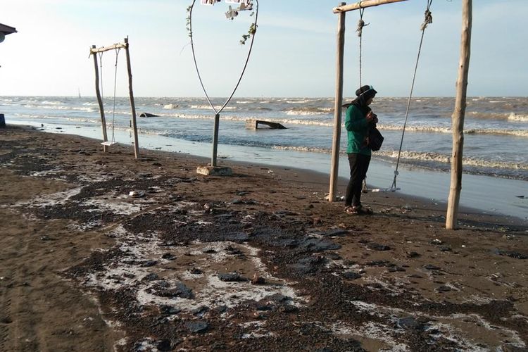 Pantai Samudra Baru, salah satu pantai dari lima wisata pantai di Karawang yang terdampak oil spill Pertamina.
