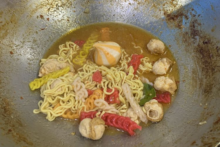 Pembuatan Seblak Tulang Sultan di Jalan Teuku Umar, Bandung, Jawa Barat. Tempat makan seblak enak di Bandung.