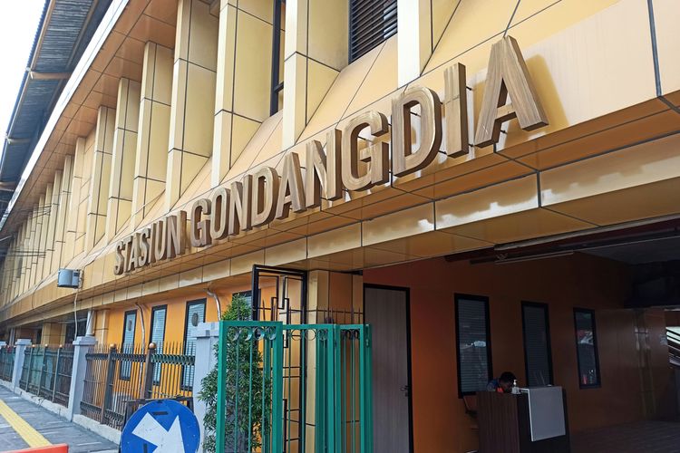 Stasiun Gondangdia, salah satu stasiun dekat Gedung Joang 45.