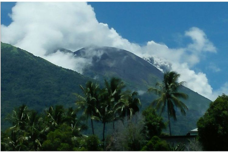 Gunung api Gamalama di Pulau Ternate, Maluku Utara, meletus pada Kamis (4/10/2018) pada pukul 11.52 WIT. Gunung mengeluarkan asap berwarna putih kelabu setinggi 250 meter dari puncak awal. Abu vulkanik terbawa angin ke arah barat laut dan jatuh di wilayah Kecamatan Ternate Barat dan Pulau Ternate.