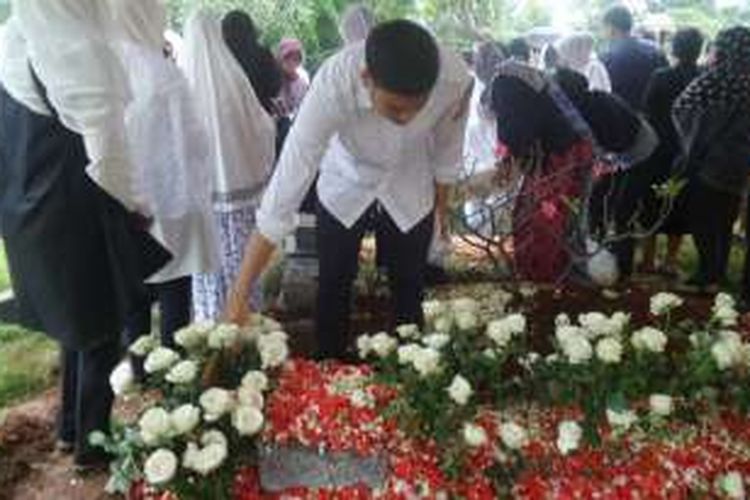 Personel RAN Astono Handoko atau Asta pada pemakaman adiknya, Andhika Raharja, di Tempat Pemakaman Umum (TPU) Karet Bivak, Jakarta Pusat, Rabu (9/11/2016).