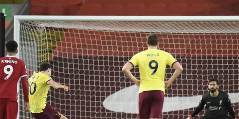 Ashley Barnes saat mengeksekusi penalti dalam laga Liverpool vs Burnley pada pertandingan tunda pekan ke-18 Liga Inggris di Stadion Anfield, Jumat (22/1/2021) dini hari WIB. 