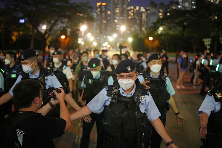 Petugas polisi menghentikan orang memasuki Taman Victoria Hong Kong, Sabtu, 4 Juni 2022. 
