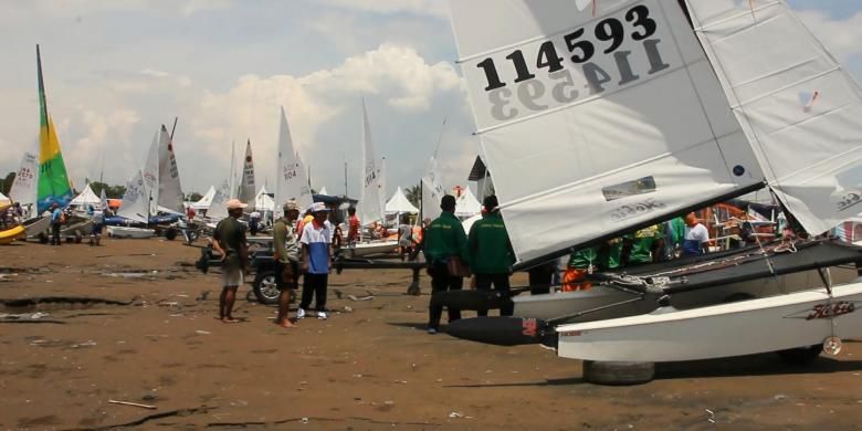 Sejumlah atlet cabang olahraga layar Pekan Olahraga Nasional (PON) ke XIX, bersiap-siap di Pantai Balongan, Kabupaten Indramayu, Jawa Barat, Selasa Siang, (20/09/2016). Panitia melakukan penundaan pertandingan beberapa waktu lantaran kondisi kecepatan angin di bawah normal.