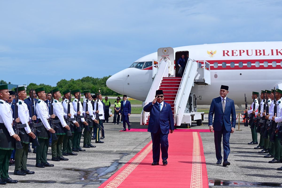 Presiden Prabowo Subianto tiba di Bandar Udara Internasional Brunei, Bandar Seri Begawan, pada Rabu (14/5/2025) menggunakan pesawat kepresidenan dengan livery putih.