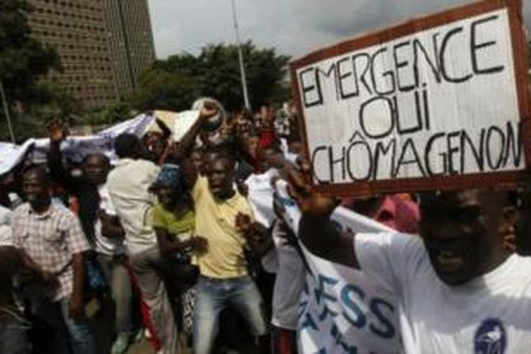 Warga Pantai Gading memprotes larangan penggunaan kantong plastik di kota Abidjan, Rabu (26/11/2014). 