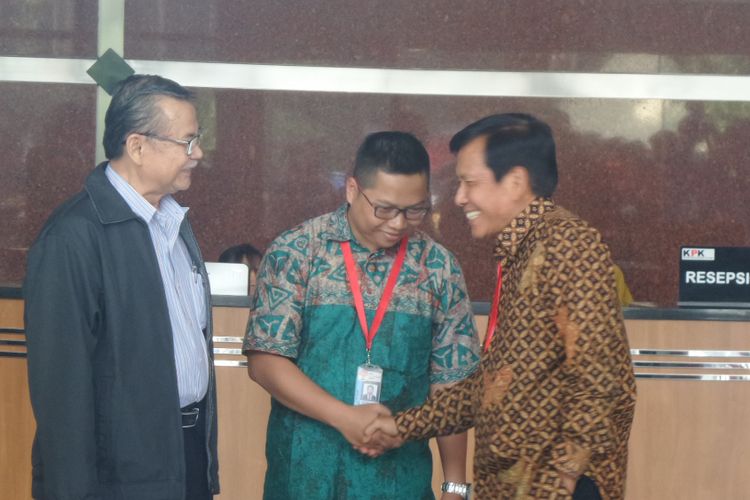 Mantan pimpinan KPK, Bibit Samad Riyanto (kiri), di Gedung KPK Jakarta, Jumat (7/7/2017).