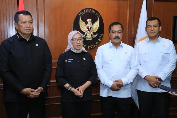 Menteri PANRB Rini Widyantini saat menerima kedatangan Menteri Imipas Agus Andrianto di Jakarta, Selasa (12/11/2024). 