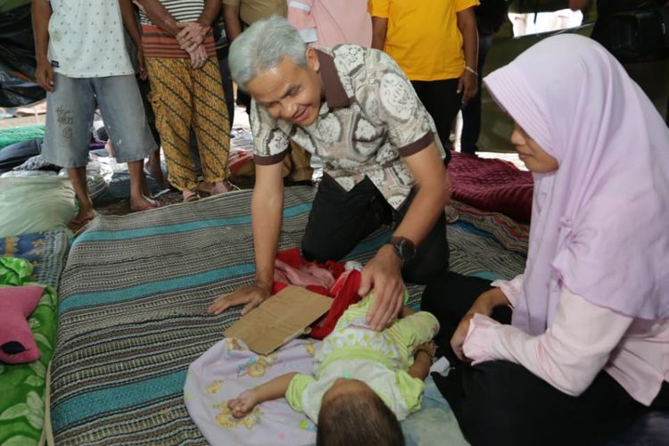 Untuk memastikan kondisi warga, Gubernur Jawa Tengah, Ganjar Pranowo, mengunjungi Tambakrejo, Kelurahan Tanjung Mas, Senin (12/5/2019) sore. 