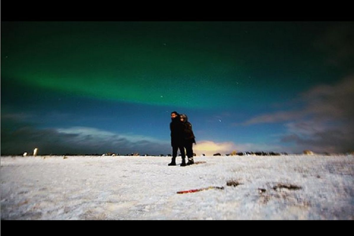 Pasangan artis Raffi Ahmad dan Nagita Slavina berfoto dengan penampakan aurora.