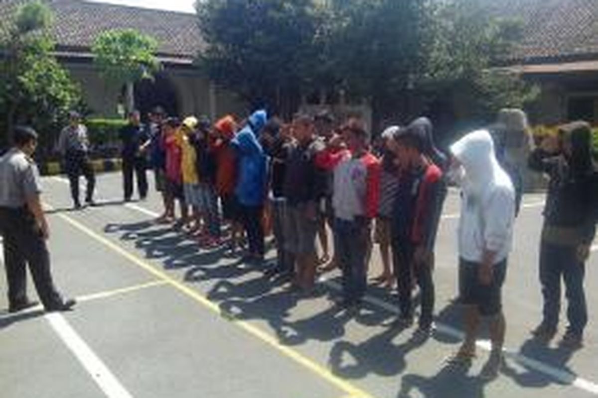 Sebanyak 23 remaja usia belasan tahun di Kediri, Jawa Timur, dibawa ke kantor polisi setempat setelah diamankan dari lokasi balap liar, Kamis (25/9/2014) dinihari. 