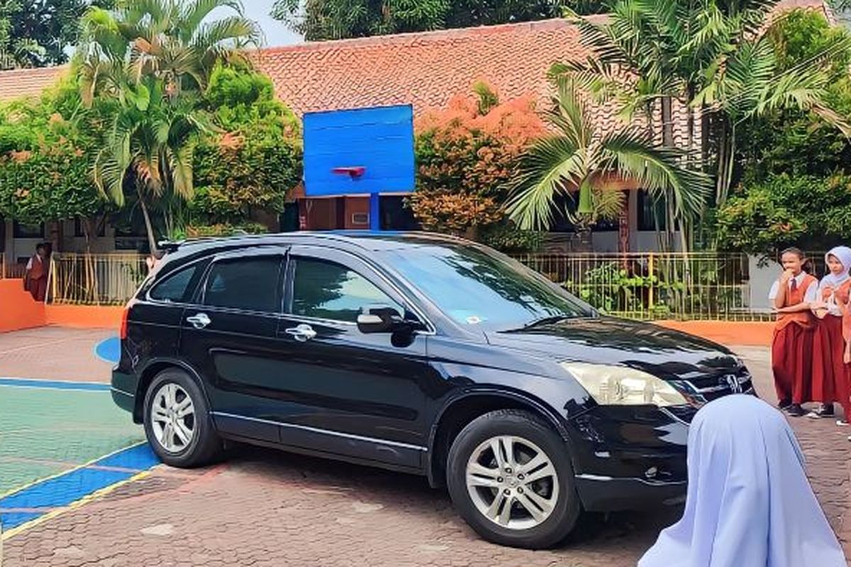 Sebuah mobil yang ditumpangi oleh Kepala Sekolah SDN 10 Malaka Jaya, Junawati bersama guru honorer berinisial A yang akan berangkat ke Inspektorat DKI Jakarta di SDN 10 Malaka Jaya, Kecamatan Duren Sawit, Jakarta Timur, Selasa (28/11/2023). 