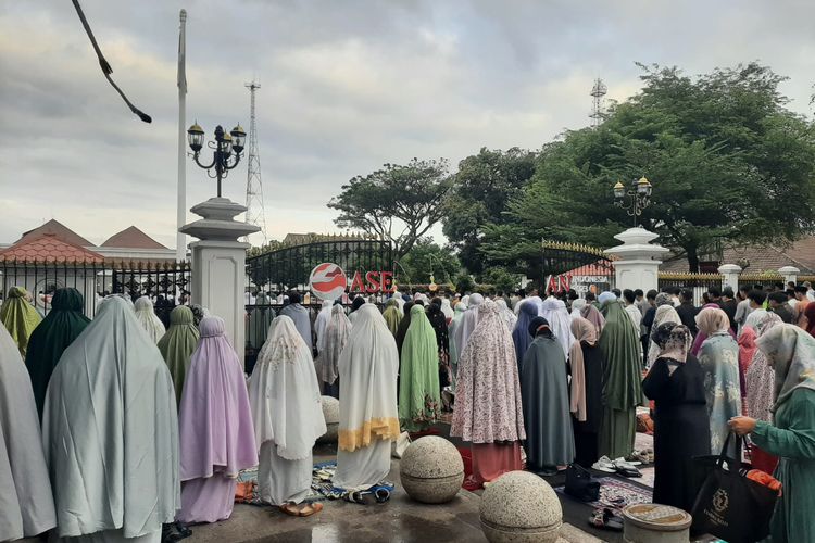 Warga mengikuti Shalat Idul Adha hingga luar gerbang Istana Kepresidenan Yogyakarta atau Gedung Agung, Kamis (29/6/2023). 