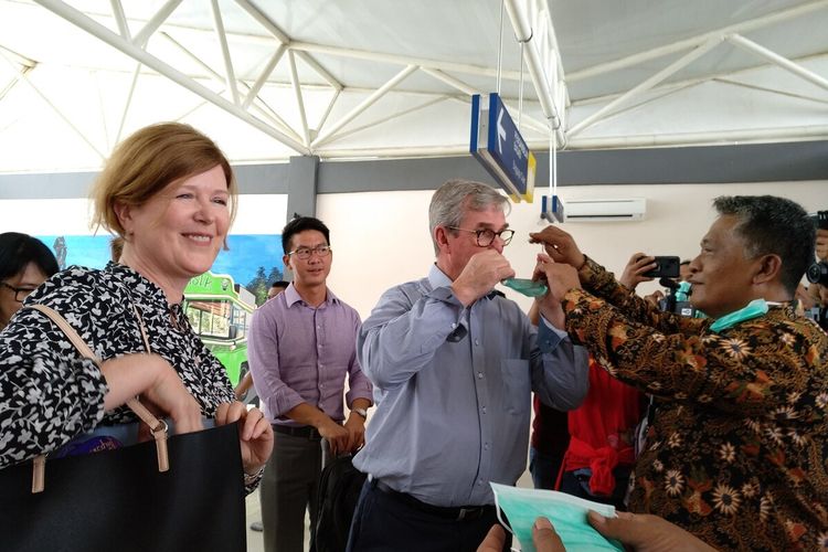 Dinas Kesehatan memeriksa dan membagikan masker kepada para penumpang di Bandara Wiriadinata Tasikmalaya dalam upaya pencegahan virus Corona, Selasa (28/1/2020).