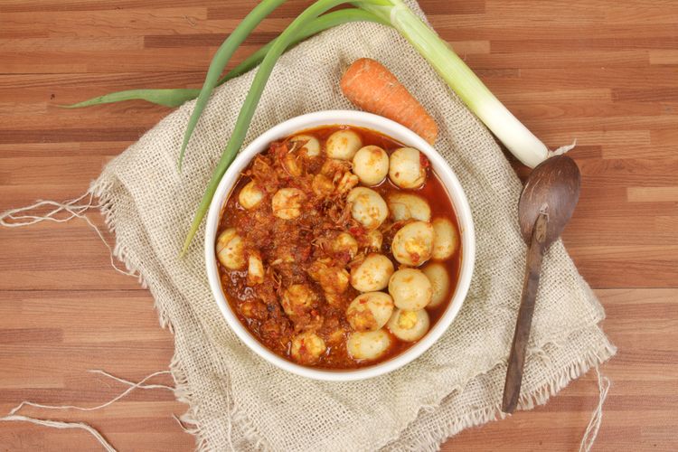 Sambal goreng telur puyuh pakai bumbu dasar merah, santan, dan terasi. 