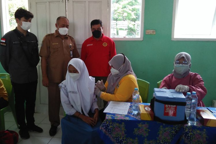 Kabinda Jawa Timur Marsma TNI Rudy Iskandar (tengah) bersama Plt Kepala SMAN 1 Cerme Ainur Rofiq, saat meninjau pelaksanaan pemberian vaksinasi dosis kedua di SMAN 1 Cerme, Senin (11/10/2021).